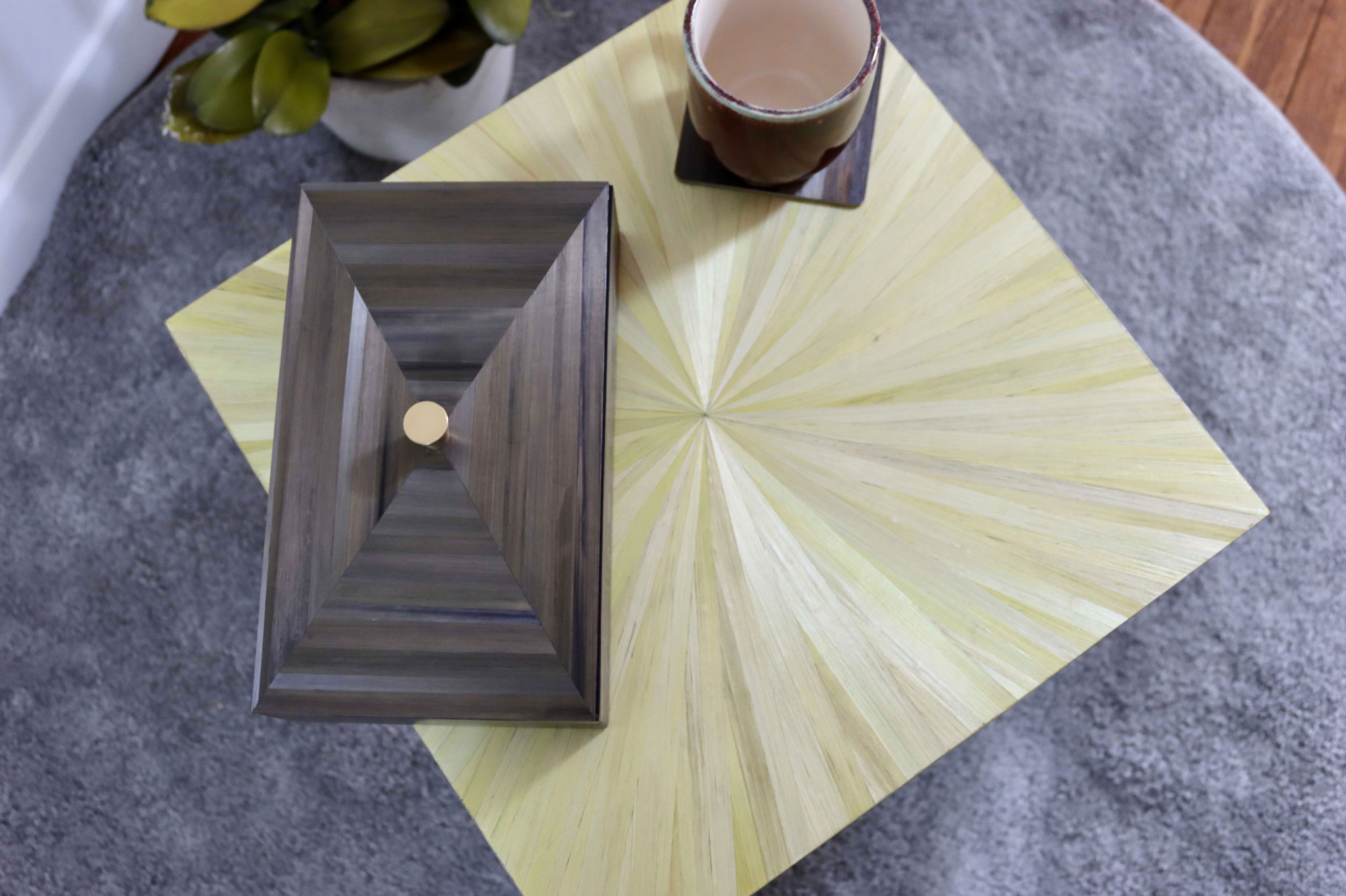 Atelier LASTO - Stéphanie TROLEZ - Table coin de canapé - Réédition Jean-Michel Frank - Marqueterie de paille